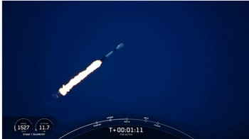 Roket ini terdiri dari 3 komponen, yaitu step 1, step 2, dan fairing, yang saat ini semuanya sudah utuh dalam satu kesatuan bersama satelitnya. Foto: Youtube/SpaceX