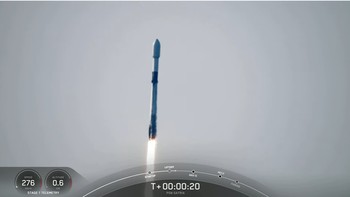 Roket Falcon 9 yang membawa Satria-1 memiliki tinggi 70 meter dan beratnya 580 ton.  Foto: Youtube/SpaceX