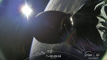 Bumi dan Matahari dilihat dari luar angkasa. Foto: Youtube/SpaceX