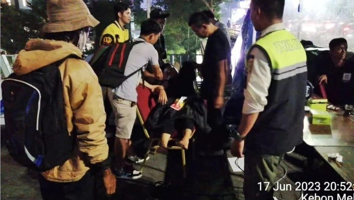 Satpol PP DKI Jakarta selamatkan wanita hendak bunuh diri