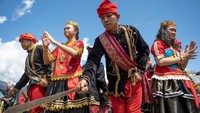 Warga adat memainkan tari masue atau penyambutan tamu pada pembukaan Festival Tampo Lore di Desa Bariri, Lore Tengah, Poso, Sulawesi Tengah, Jumat (16/6/2023).   