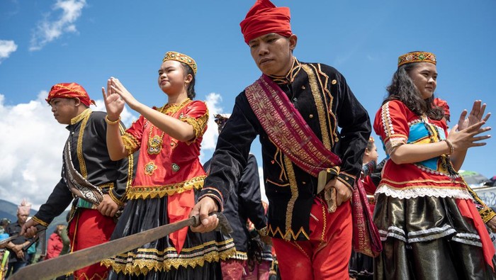 Semarak Festival Tampo Lore di Poso Warga adat memainkan tari masue atau penyambutan tamu pada pembukaan Festival Tampo Lore di Desa Bariri, Lore Tengah, Poso, Sulawesi Tengah, Jumat (16/6/2023). Festival budaya yang diinisiasi Relawan untuk Orang dan Alam (ROA) bertema Merajut Tradisi Melastarikan Hutan untuk Masa Depan itu akan diisi dengan atraksi seni dan budaya, pameran produk UMKM berbasih hasil hutan bukan kayu, serta pelatihan pengembangan produk berbasis ekonomi berkelanjutan. ANTARA FOTO/Basri Marzuki/tom.