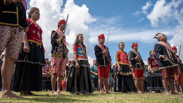 Warga adat memainkan tari masue atau penyambutan tamu pada pembukaan Festival Tampo Lore di Desa Bariri, Lore Tengah, Poso, Sulawesi Tengah, Jumat (16/6/2023). Festival budaya yang diinisiasi Relawan untuk Orang dan Alam (ROA) bertema Merajut Tradisi Melastarikan Hutan untuk Masa Depan itu akan diisi dengan atraksi seni dan budaya, pameran produk UMKM berbasih hasil hutan bukan kayu, serta pelatihan pengembangan produk berbasis ekonomi berkelanjutan. ANTARA FOTO/Basri Marzuki/tom.