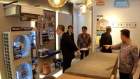 Showroom Daikin Proshop ini menempati bangunan tiga lantai yang berlokasi di jalan Riau nomor 181 C. Memasukinya, pengunjung akan disambut ragam pilihan AC Home Central Daikin yang dipamerkan berikut dengan aplikasinya pada beberapa ruang rumah seperti ruang tamu dan keluarga. 