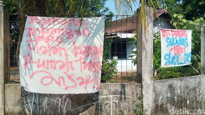 Spanduk memprotes dugaan perselingkuhan perangkat desa di Trucuk, Klaten. Foro diambil Senin (19/6/2023).