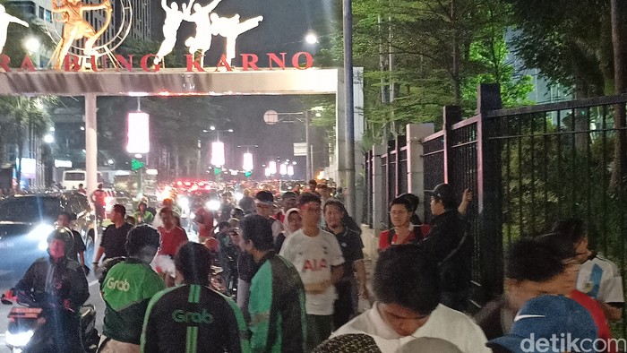 Suasana bubaran Indonesia vs Argentina di sekitar GBK Senayan, 19 Juni 2023 pukul 22.00 WIB. (Adrial Akbar/detikcom)