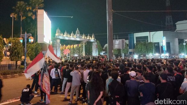 Suasana nobar Indonesia vs Argentina di Jalan Jenderal Sudirman depan Balai Kota Solo, Senin (19/6/2023).