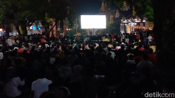Suasana nobar Indonesia vs Argentina di Jalan Jenderal Sudirman depan Balai Kota Solo, Senin (19/6/2023).