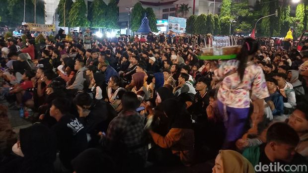 Suasana nobar Indonesia vs Argentina di Jalan Jenderal Sudirman depan Balai Kota Solo, Senin (19/6/2023).