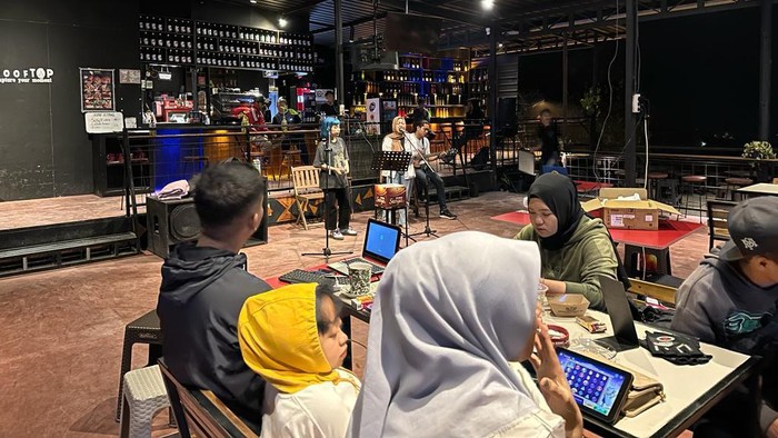 Suasana salah satu kafe di Mojokerto usai nobar. Pengunjung santai meski 2 kali terjadi guncangan gempa.