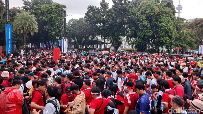 Suporter Indonesia mulai masuk lewat Gate G, Stadion Gelora Bung Karno (GBK), jelang laga Indonesia vs Argentina, 19 Juni 2023, sore. (Annisa Aulia R/detikcom)