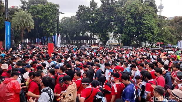 Suporter Indonesia mulai masuk lewat Gate G, Stadion Gelora Bung Karno (GBK), jelang laga Indonesia vs Argentina, 19 Juni 2023, sore. (Annisa Aulia R/detikcom)