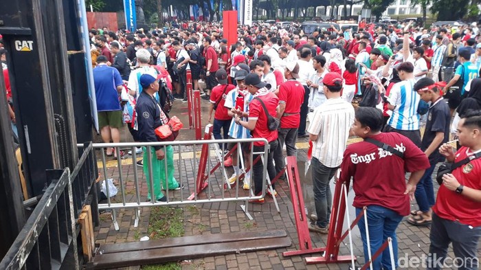 Suporter Indonesia mulai masuk lewat Gate G, Stadion Gelora Bung Karno (GBK), jelang laga Indonesia vs Argentina, 19 Juni 2023, sore. (Annisa Aulia R/detikcom)