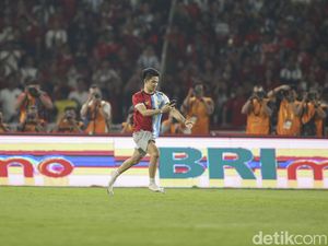 Pria Menyusup ke Lapangan Usai Laga Indonesia Vs Argentina