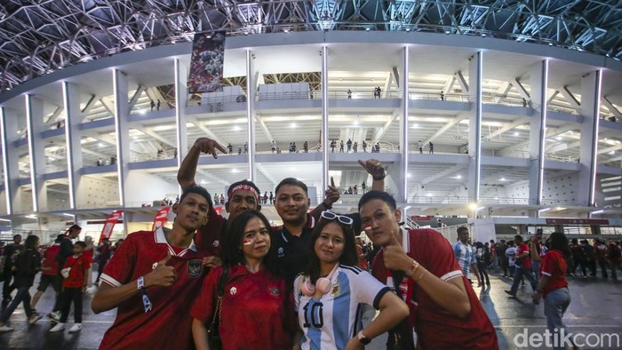 Suporter Terbelah Dukung Timnas & Argentina