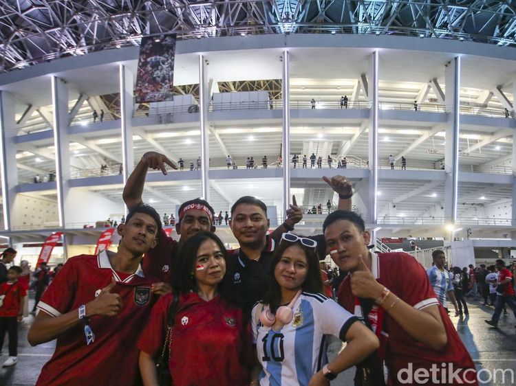 Suporter Terbelah Dukung Timnas & Argentina