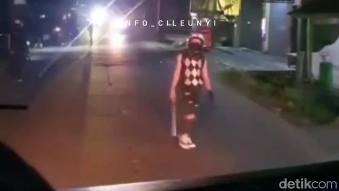Tangkapan Layar video gerombolan pemuda bawa sajam.