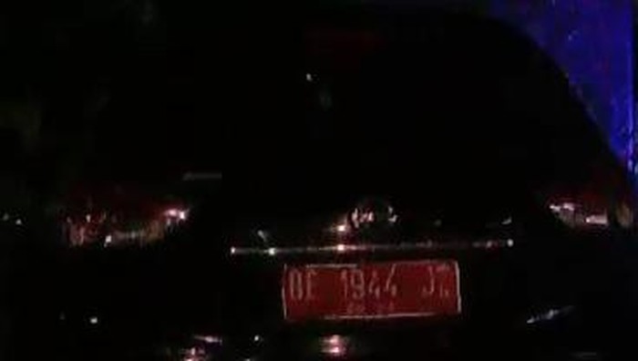 tangkapan layar video mobil dinas Kantor Imigrasi Kelas III, Kotabumi, Lampung Utara terparkir di tempat hiburan malam. (Foto: Istimewa)