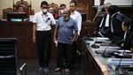 Tanpa Alas Kaki, Lukas Enembe Jalani Sidang Perdana Kasus Suap