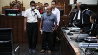 Lukas Enembe tampak tak memakai alas kaki.   