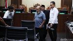 Tanpa Alas Kaki, Lukas Enembe Jalani Sidang Perdana Kasus Suap