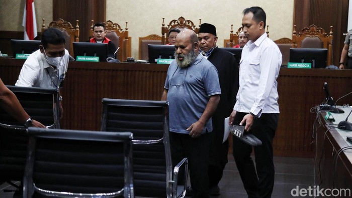 Gubernur nonaktif Papua Lukas Enembe menjalani sidang perdana dengan agenda mendengarkan dakwaan dari jaksa penuntut umum (JPU) di kasus suap dan gratifikasi di Pengadilan Tipikor, Jakarta, Senin (19/6/2023). Lukas hadir tanpa memakai sepatu atau alas kaki.