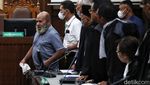 Tanpa Alas Kaki, Lukas Enembe Jalani Sidang Perdana Kasus Suap