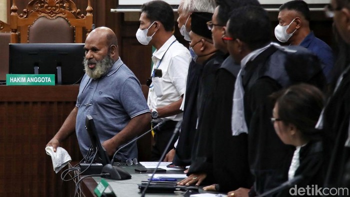 Gubernur nonaktif Papua Lukas Enembe menjalani sidang perdana dengan agenda mendengarkan dakwaan dari jaksa penuntut umum (JPU) di kasus suap dan gratifikasi di Pengadilan Tipikor, Jakarta, Senin (19/6/2023). Lukas hadir tanpa memakai sepatu atau alas kaki.