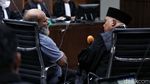 Tanpa Alas Kaki, Lukas Enembe Jalani Sidang Perdana Kasus Suap