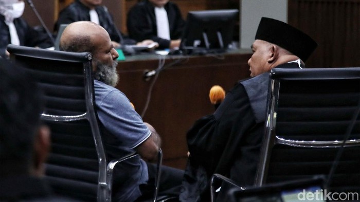 Gubernur nonaktif Papua Lukas Enembe menjalani sidang perdana dengan agenda mendengarkan dakwaan dari jaksa penuntut umum (JPU) di kasus suap dan gratifikasi di Pengadilan Tipikor, Jakarta, Senin (19/6/2023). Lukas hadir tanpa memakai sepatu atau alas kaki.