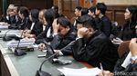 Tanpa Alas Kaki, Lukas Enembe Jalani Sidang Perdana Kasus Suap