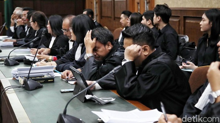 Tanpa Alas Kaki, Lukas Enembe Jalani Sidang Perdana Gubernur nonaktif Papua Lukas Enembe menjalani sidang perdana dengan agenda mendengarkan dakwaan dari jaksa penuntut umum (JPU) di kasus suap dan gratifikasi di Pengadilan Tipikor, Jakarta, Senin (19/6/2023). Lukas hadir tanpa memakai sepatu atau alas kaki.