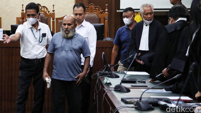 Gubernur nonaktif Papua Lukas Enembe menjalani sidang perdana dengan agenda mendengarkan dakwaan dari jaksa penuntut umum (JPU) di kasus suap dan gratifikasi di Pengadilan Tipikor, Jakarta, Senin (19/6/2023). Lukas hadir tanpa memakai sepatu atau alas kaki.