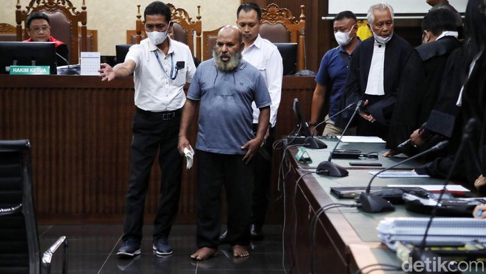 Gubernur nonaktif Papua Lukas Enembe menjalani sidang perdana dengan agenda mendengarkan dakwaan dari jaksa penuntut umum (JPU) di kasus suap dan gratifikasi di Pengadilan Tipikor, Jakarta, Senin (19/6/2023). Lukas hadir tanpa memakai sepatu atau alas kaki.