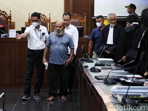 Lukas Enembe Bawa-bawa Nama Novel Baswedan hingga BW dalam Eksepsi