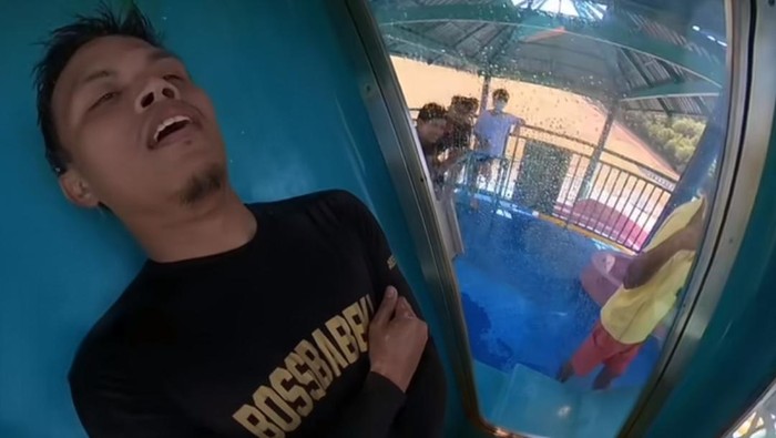 tersangkut di seluncuran air.