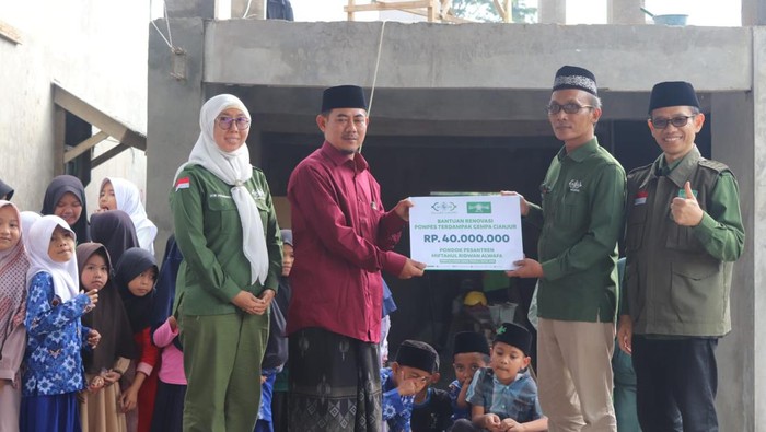 Program Kemanusiaan NU Peduli Gempa Cianjur terus berlanjut. Kali ini, NU Care-Lazisnu PBNU terus menyalurkan bantuan bagi pesantren terdampak gempa.