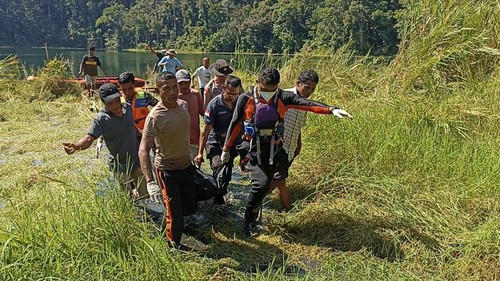 Tim SAR mengevakuasi jasad seorang wisatawan yang tenggelam saat berenang di Danau Rana Kulan, Desa Rana Kulan, Kecamatan Elar, Kabupaten Manggarai Timur, Nusa Tenggara Timur (NTT), Senin (19/6/2023). (Istimewa)