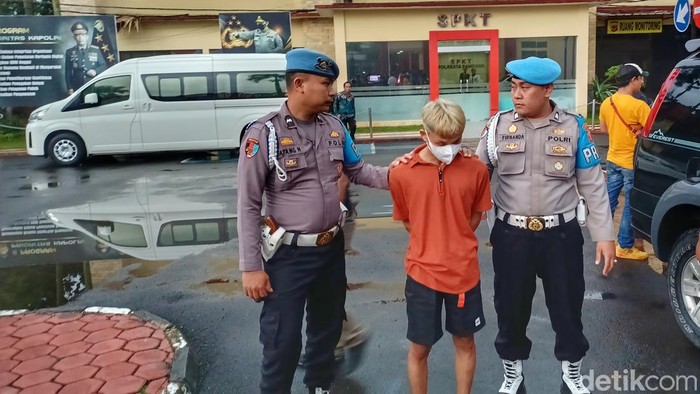 TM (tengah), bang jago yang menyetop bus di Bandung, sudah ditangkap polisi.