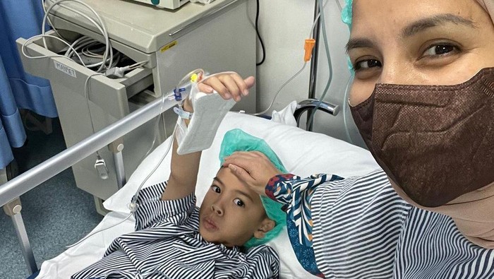 Anak Tya Ariestya alami kecelakaan.