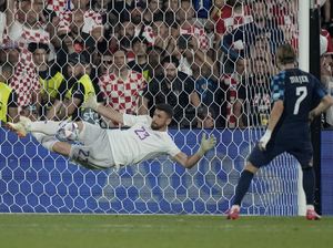 Aksi Heroik Unai Simon Gagalkan 2 Penalti Kroasia