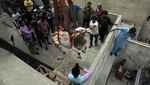 Unik! Sapi buat Kurban di Pakistan Diturunkan Pakai Crane