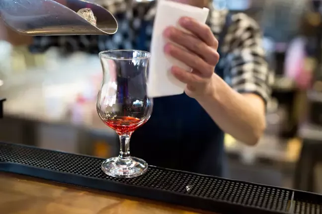 Bartender Ini Akui Lakukan Jebakan Harga Untuk Mengecoh Pelanggan