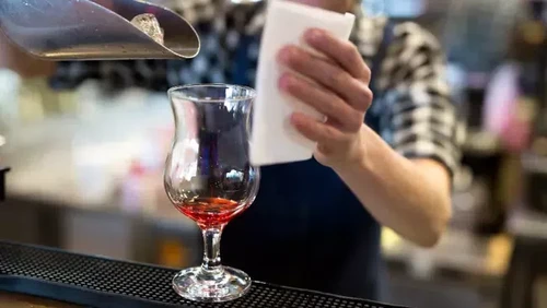 Bartender Ini Akui Lakukan Jebakan Harga Untuk Mengecoh Pelanggan
