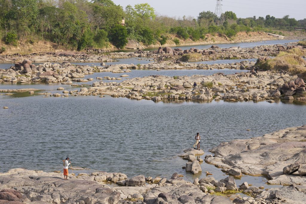Warga berkativitas ditengah gelombang panas di distrik Lalitpur di negara bagian Uttar Pradesh Utara, India. (AP Photo/Rajesh Kumar Singh)