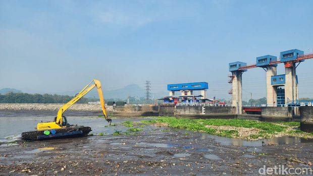 Warga bersiap-siap berburu ikan mabuk saat flushing Bendungan Sengguruh Kanjuruan, Malang