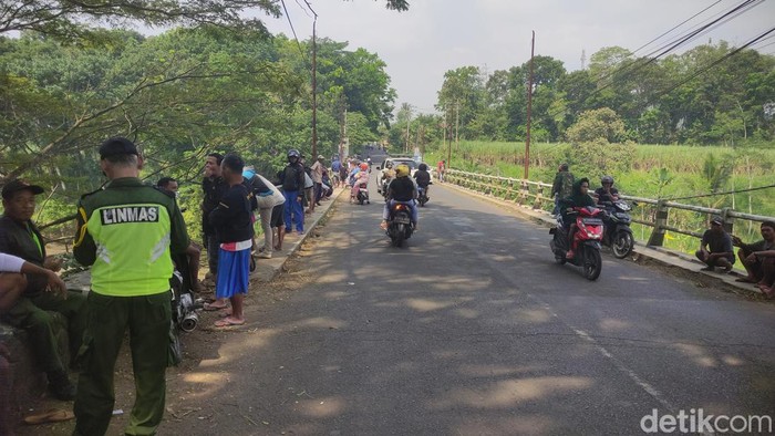 Warga bersiap-siap berburu ikan mabuk saat flushing Bendungan Sengguruh Kanjuruan, Malang