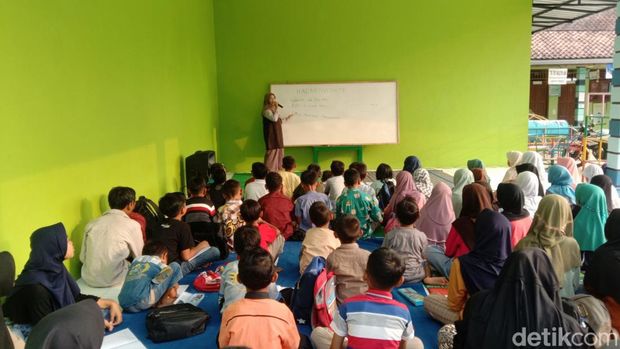 Warga mengikuti pembelajaran bahasa Jepang gratis di Desa Tegalrejo, Kecamatan Banyuurip, Purworejo, Senin (19/6/2023) sore.