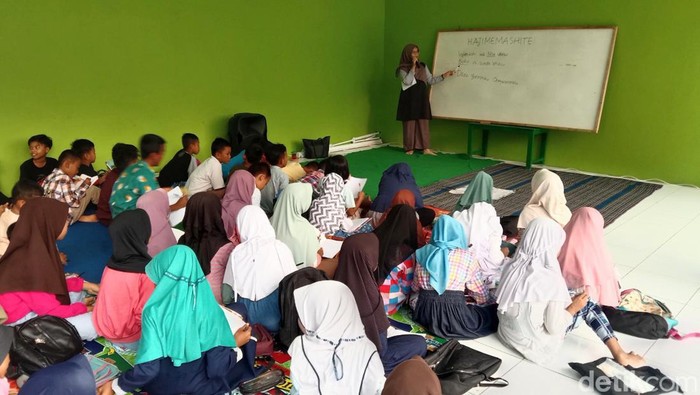 Warga mengikuti pembelajaran bahasa Jepang gratis di Desa Tegalrejo, Kecamatan Banyuurip, Purworejo, Senin (19/6/2023) sore.