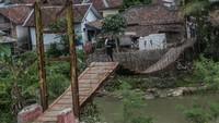 Menurut warga setempat, jembatan tersebut kondisinya rusak parah sejak lima tahun lalu dan sering menimbulkan korban jatuh akibat kondisi jembatan yang miring serta tali seling putus. Meski begitu, warga tetap nekat melintasinya.